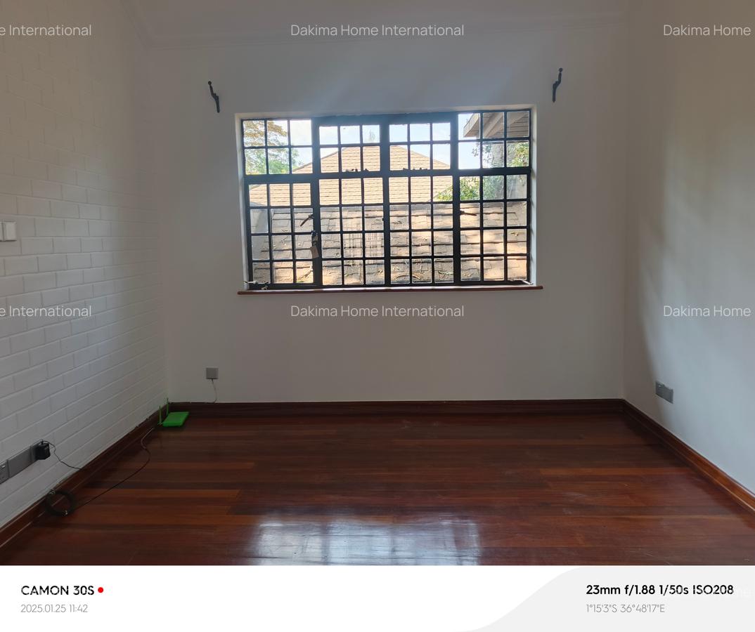 5 Bed Townhouse with En Suite in Spring Valley - 4