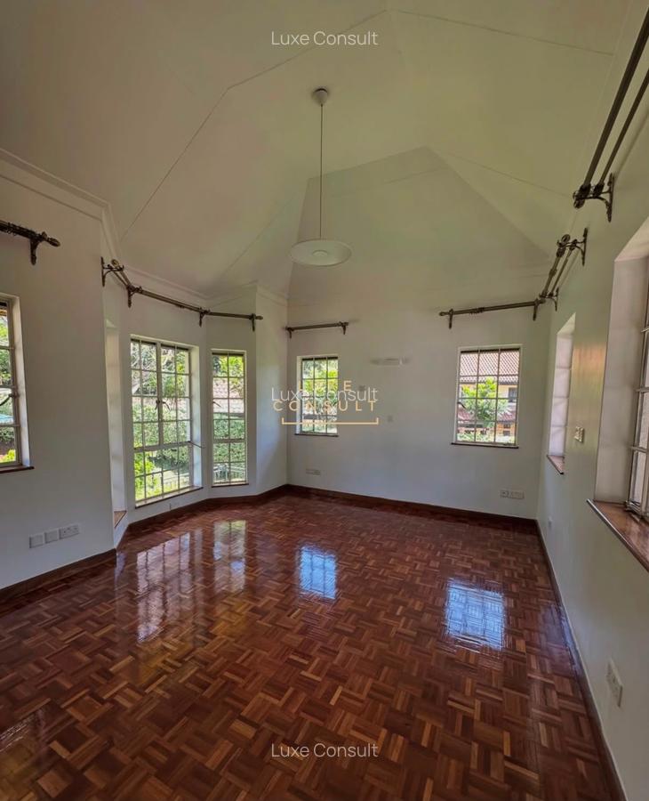 5 Bed Townhouse with Swimming Pool in Rosslyn - 5