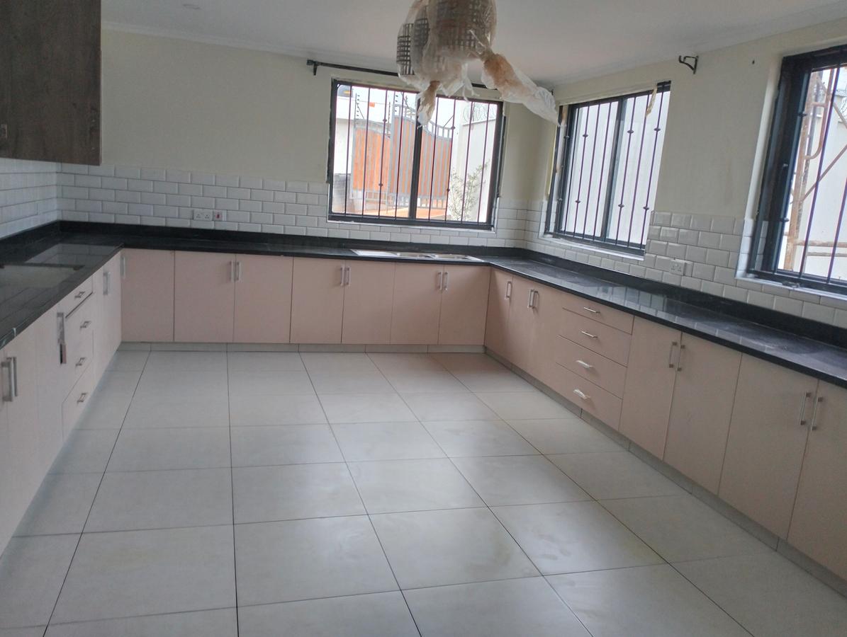 5 Bed Townhouse with En Suite in Kyuna - 10