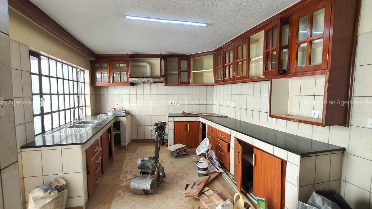 5 Bed Townhouse with En Suite at Brookside - 18