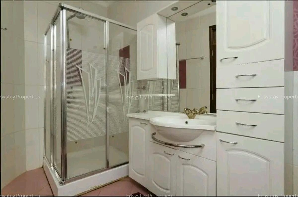 5 Bed House with En Suite in Runda - 11