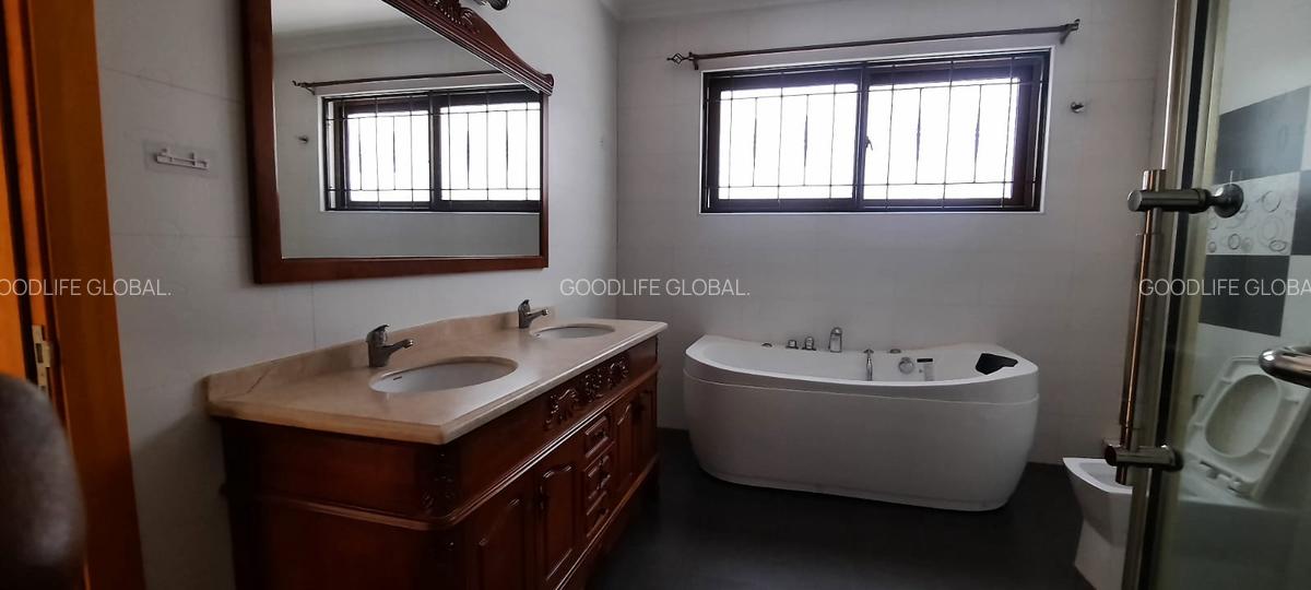 5 Bed Townhouse with En Suite at Lavington - 12