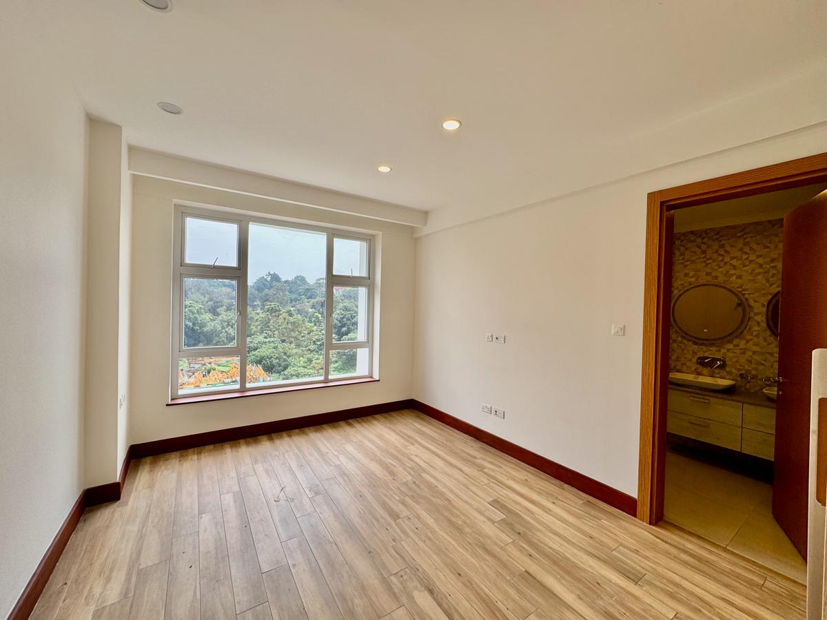 3 Bed Apartment with En Suite in Parklands - 6