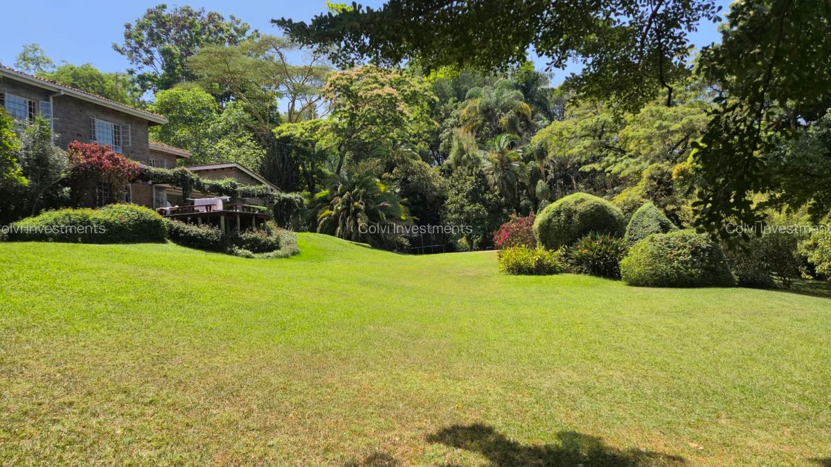 5 Bed House with Swimming Pool in Ridgeways - 1