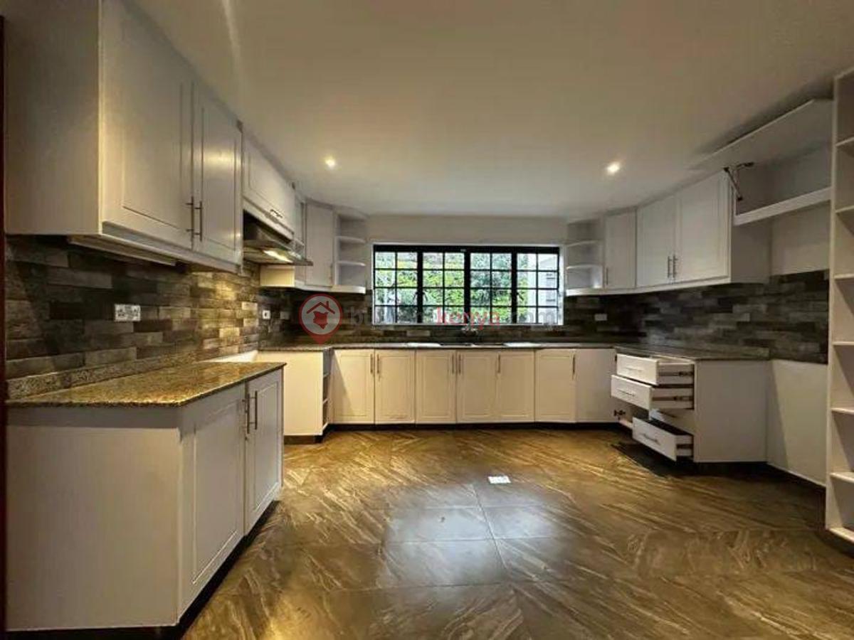 5 Bed House with En Suite in Rosslyn - 5