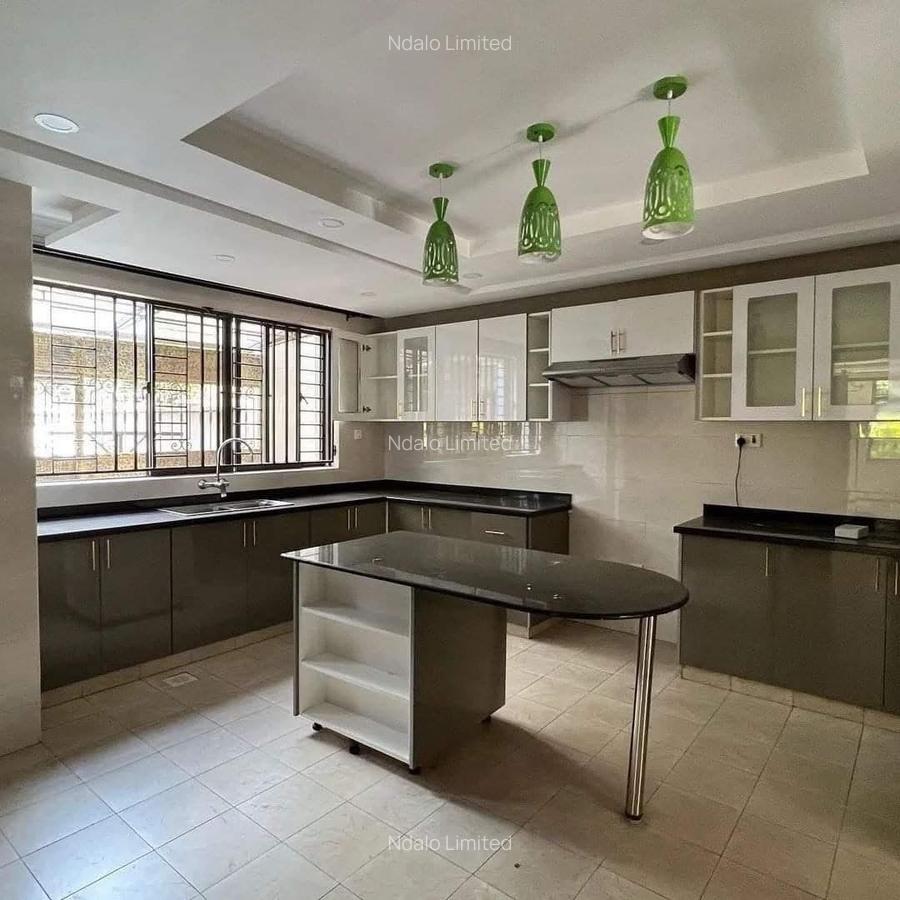 5 Bed Townhouse with En Suite at Lavington - 7