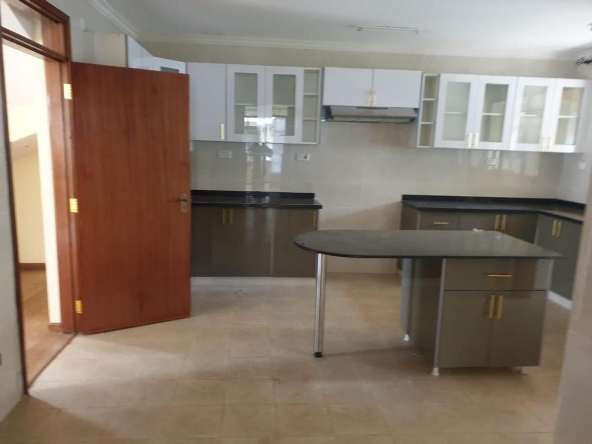 5 Bed House with En Suite in Lavington - 10