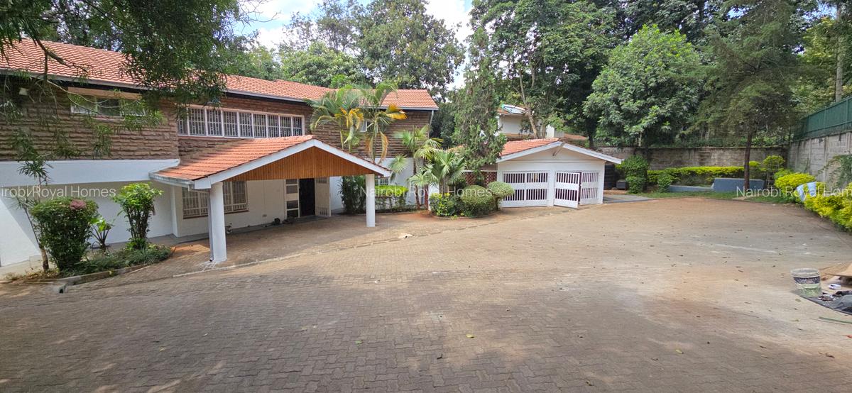 4 Bed House with En Suite at Lobelia Drive - 3