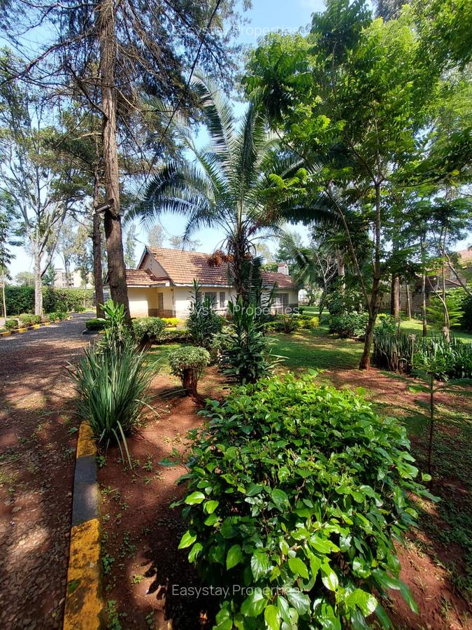 3 Bed House with En Suite in Lavington - 1