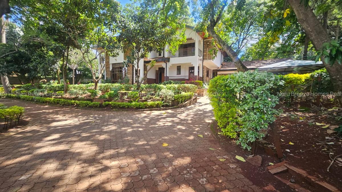 5 Bed House with En Suite in Runda - 1