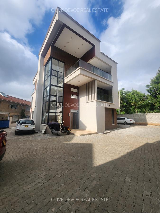 5 Bed Townhouse with En Suite in Lavington - 1