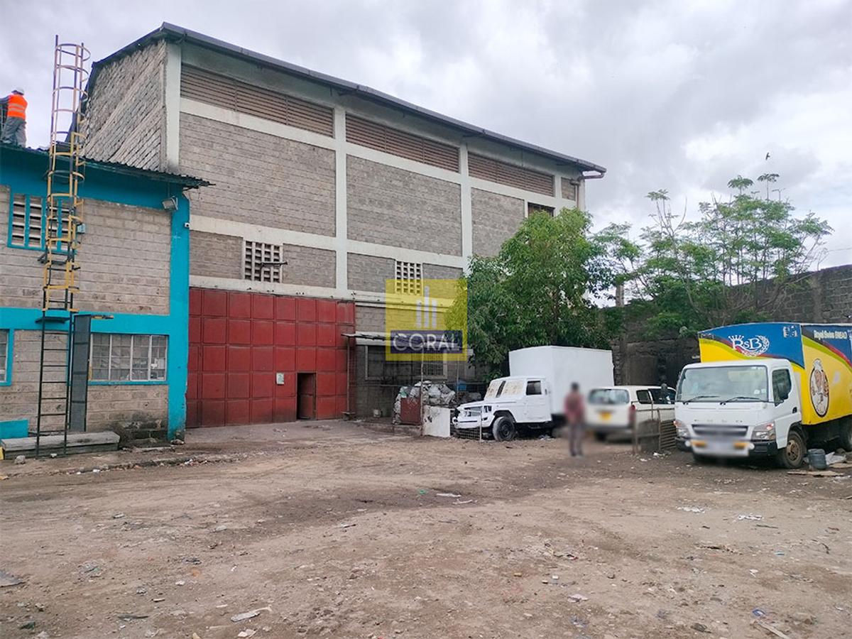 Warehouse with Parking in Industrial Area - 4