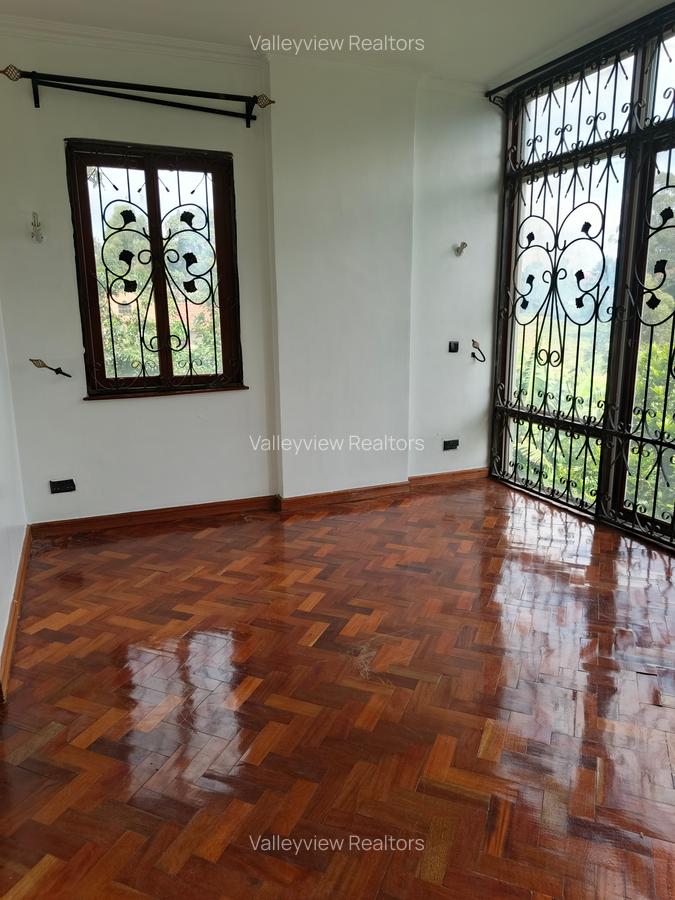 5 Bed Townhouse with En Suite at Lavington - 13