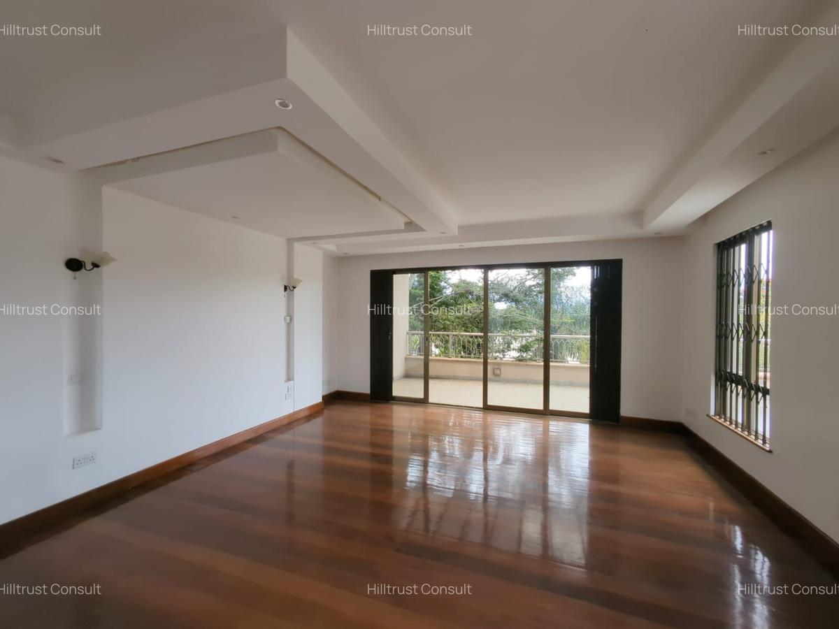 5 Bed Townhouse with En Suite in Lavington - 2