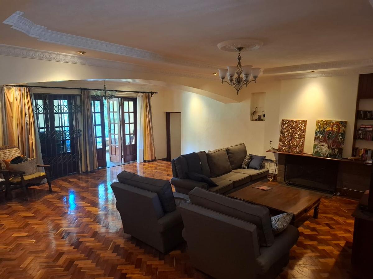 4 Bed House with En Suite in Lavington - 2