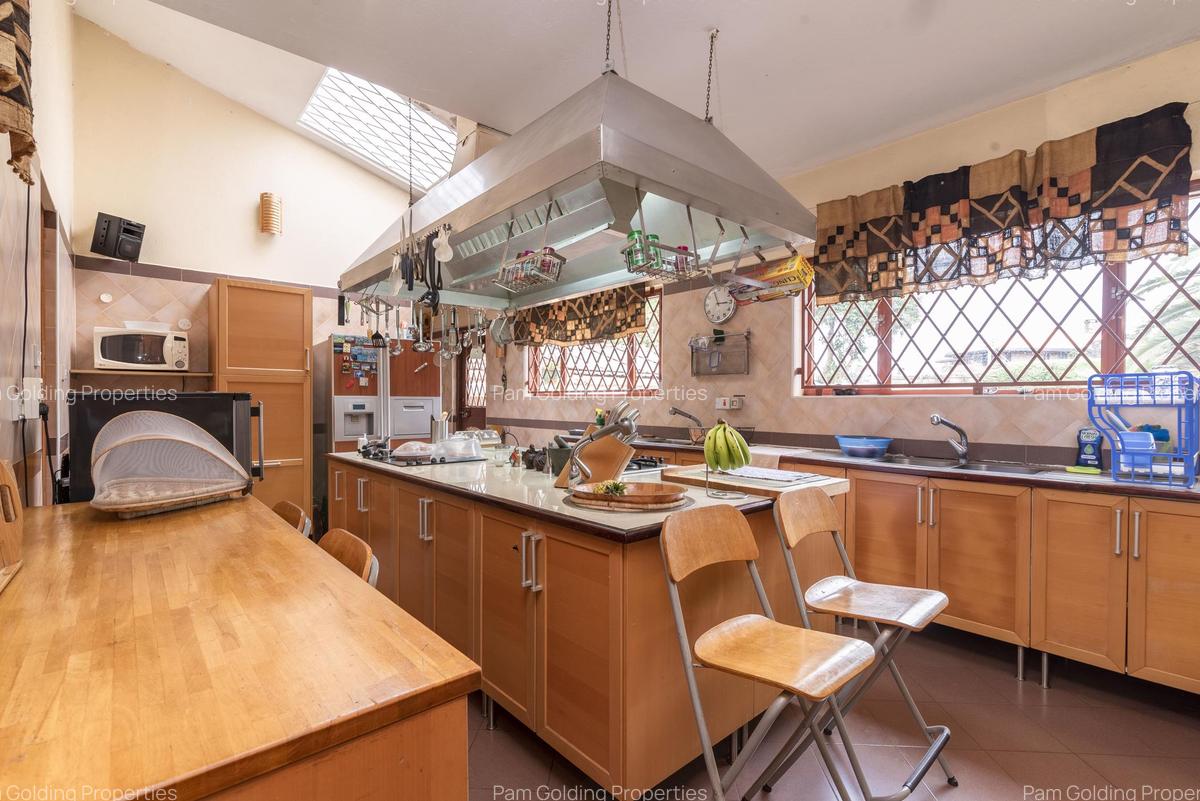 5 Bed House with Swimming Pool in Runda - 2