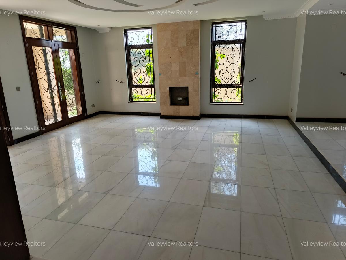 6 Bed Townhouse with En Suite at Lavington - 2