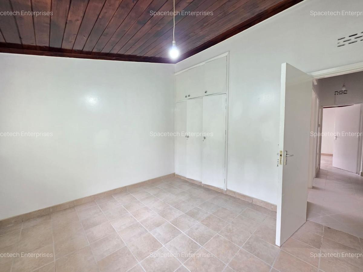 4 Bed House with En Suite in Lavington - 12