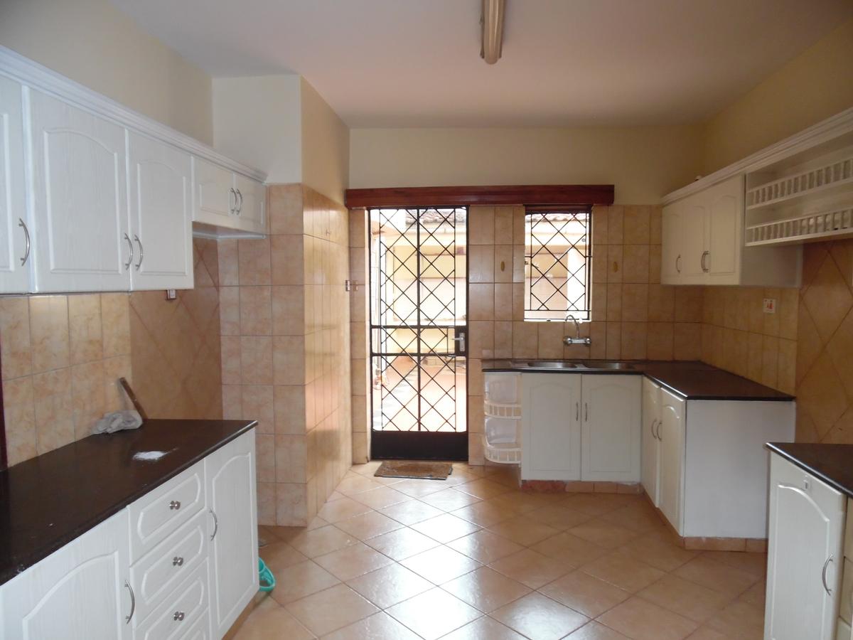 4 Bed Townhouse with En Suite at Lavington - 7