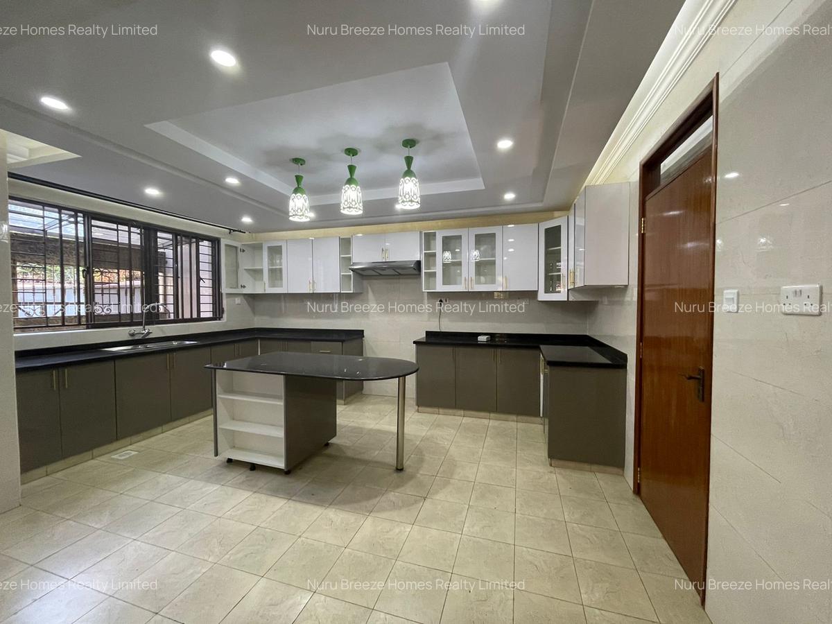 5 Bed Townhouse with En Suite in Lavington - 3