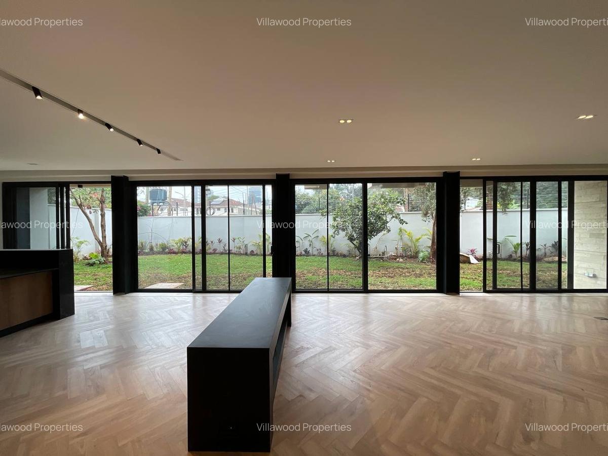 5 Bed Villa with En Suite in Spring Valley - 3