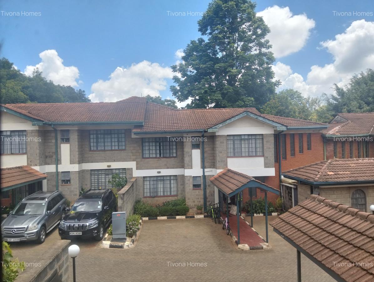 4 Bed House with En Suite in Lavington - 1