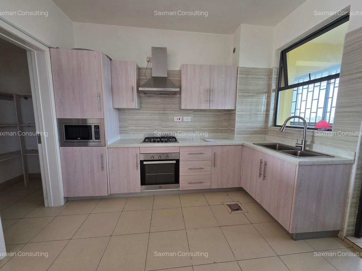 3 Bed Apartment with En Suite in Brookside - 17