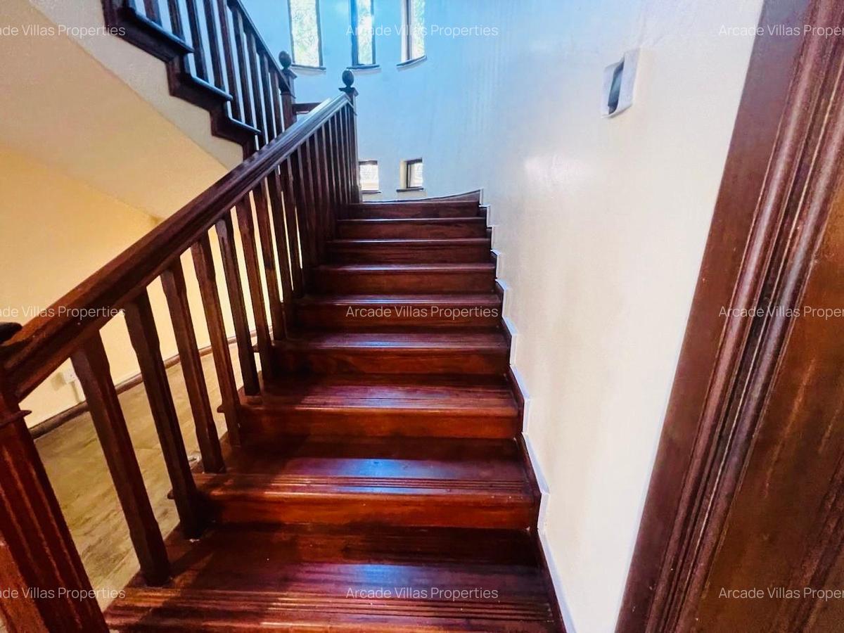 5 Bed Townhouse with En Suite in Lavington - 6