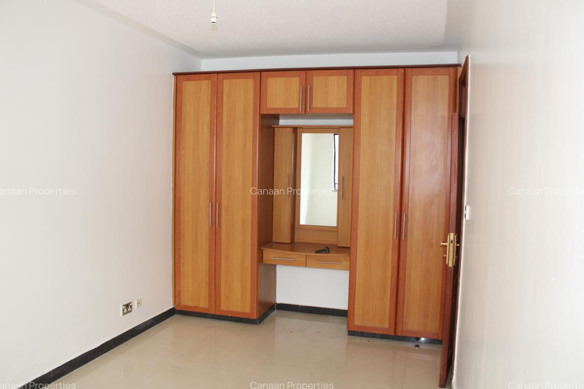 4 Bed Villa with En Suite in Westlands Area - 16