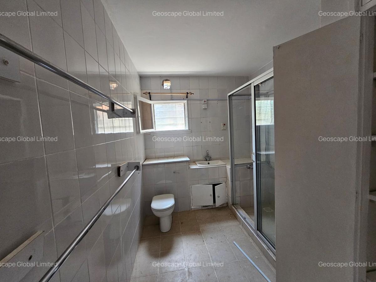 4 Bed House with En Suite in Runda - 12