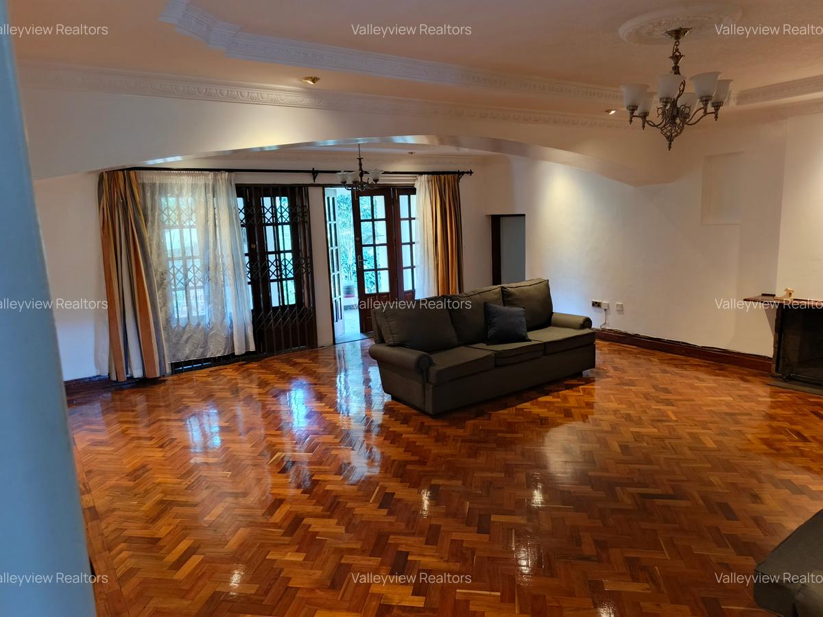 4 Bed Townhouse with En Suite at Lavington - 6