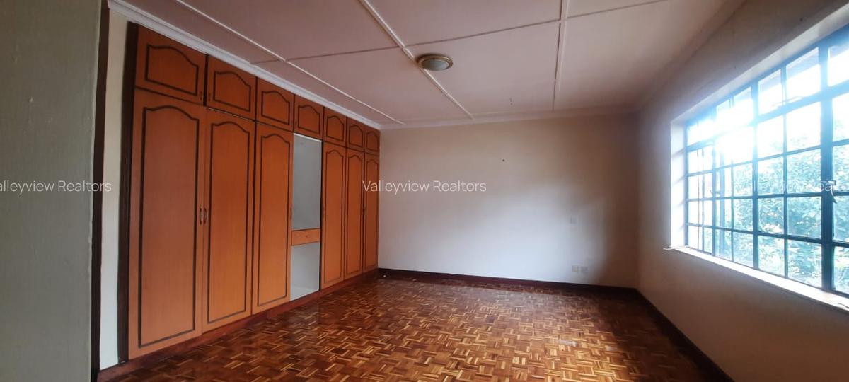 4 Bed Townhouse with En Suite at Lavington - 4