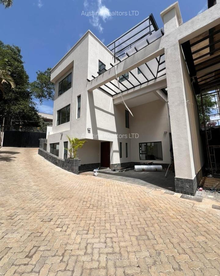 5 Bed Townhouse with En Suite in Lavington - 1