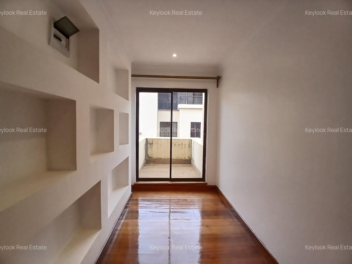 4 Bed Townhouse with En Suite at Lavington - 13