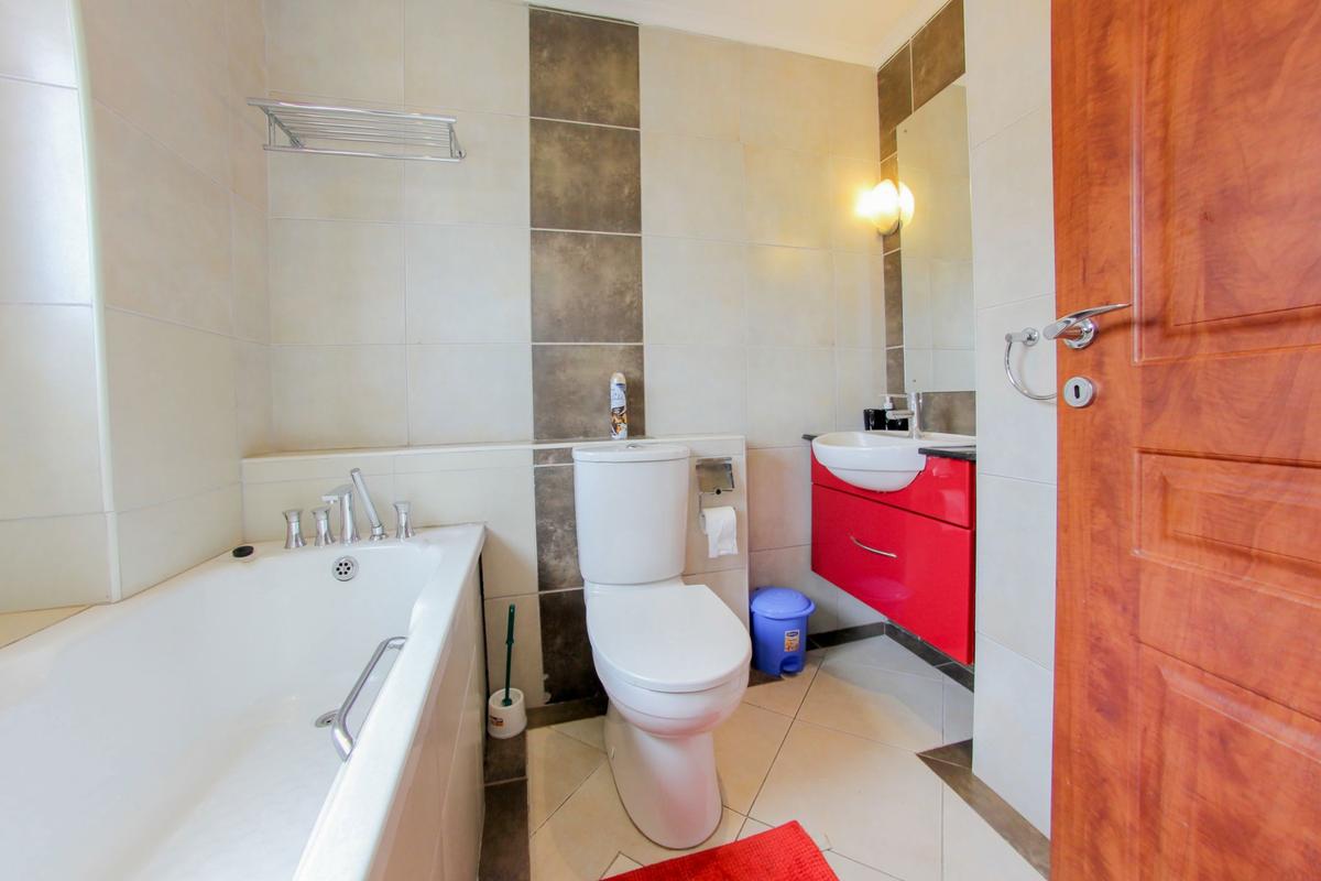 Furnished 2 Bed Apartment with Swimming Pool in Kilimani - 9