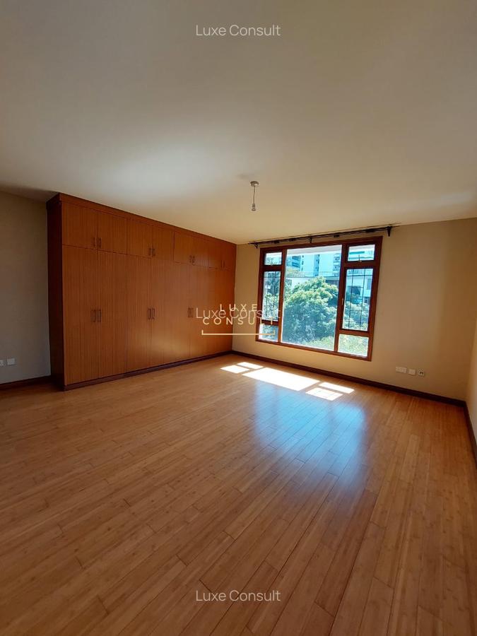 3 Bed Apartment with Swimming Pool in Riverside - 6