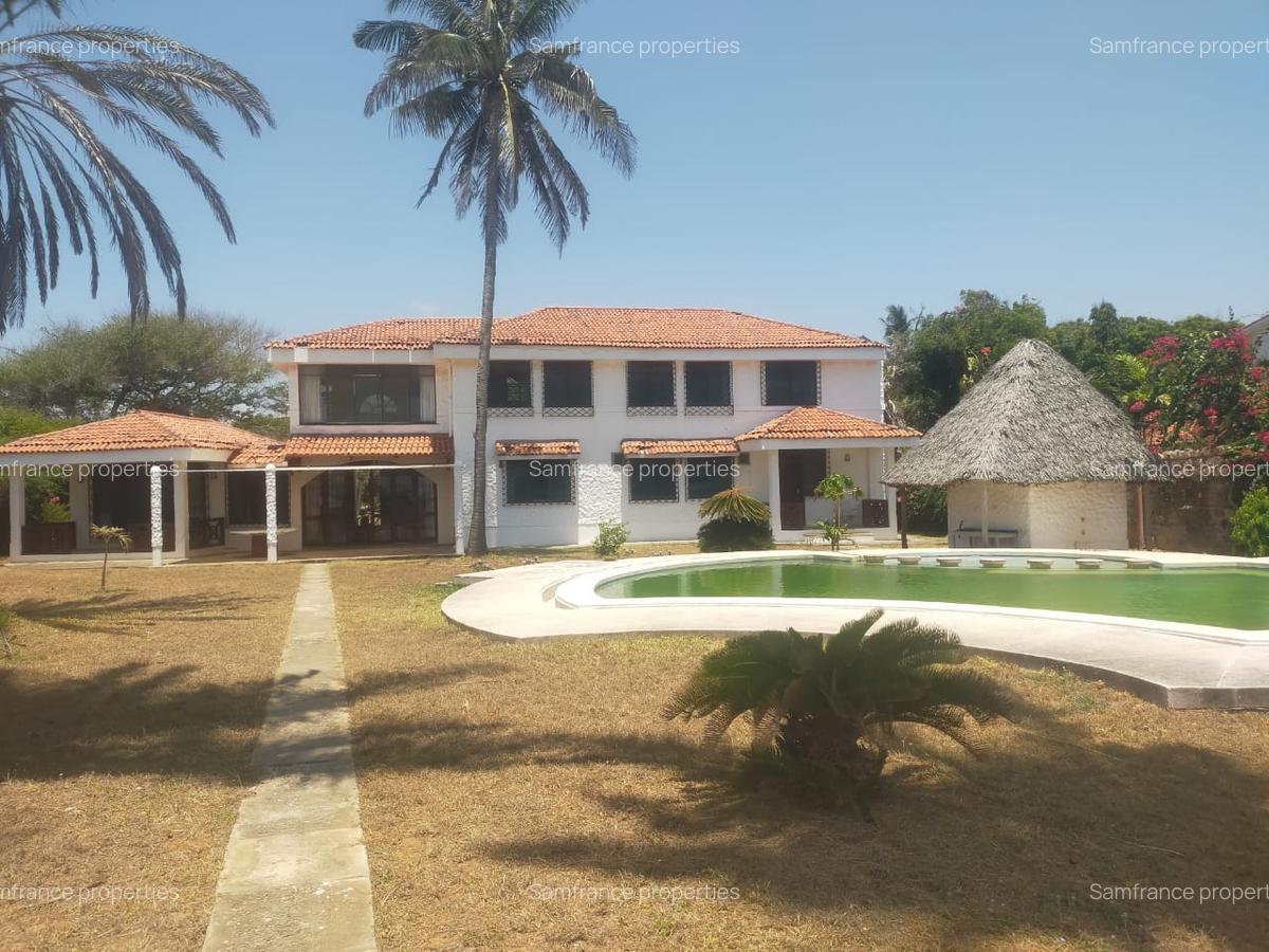 4 Bed Villa with En Suite at Bofa - 3