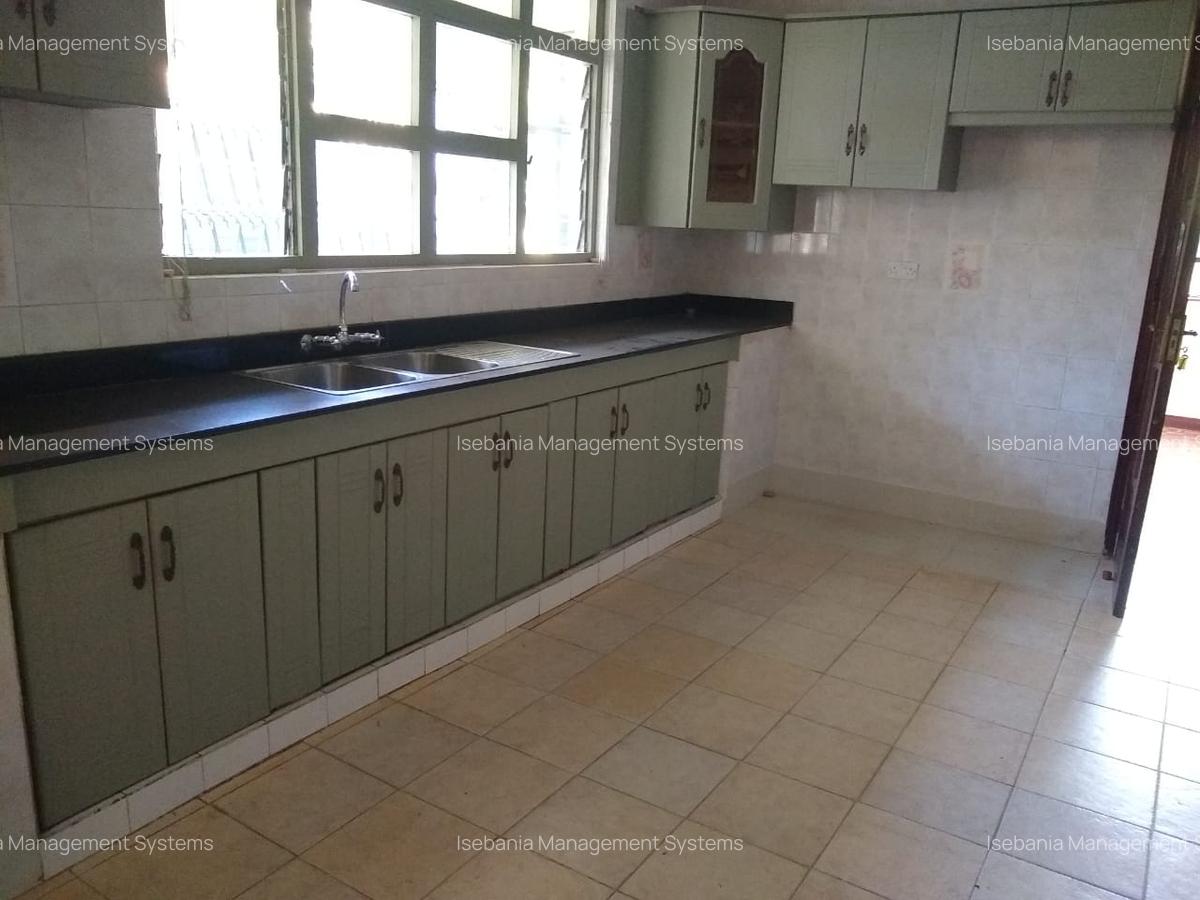 4 Bed House with En Suite at - 18