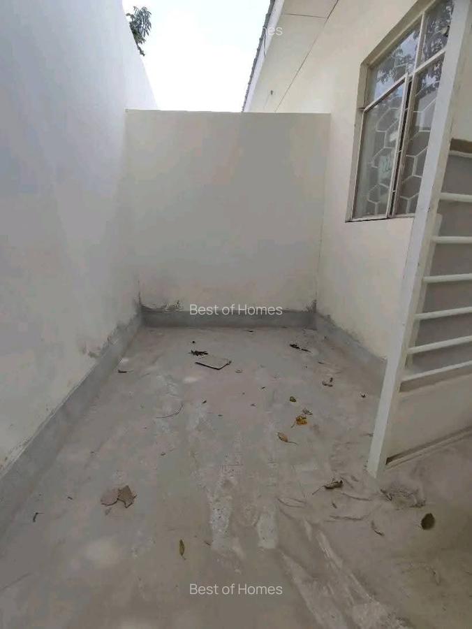 1 Bed House with En Suite in Lavington - 3