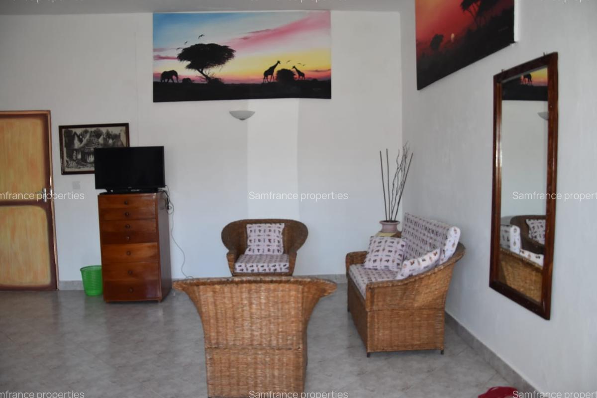 5 Bed Villa with En Suite at Jacaranda Road - 4