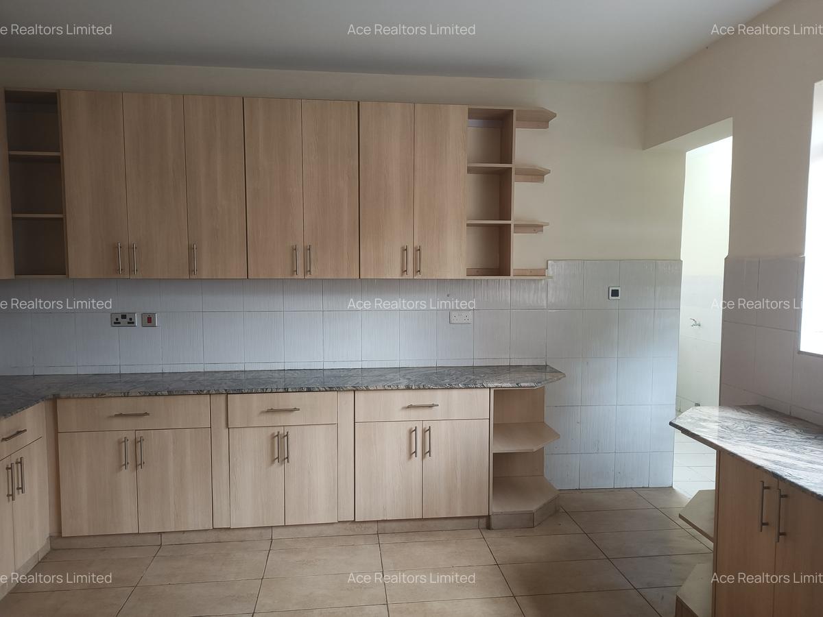 5 Bed Townhouse with En Suite at Lavington - 6