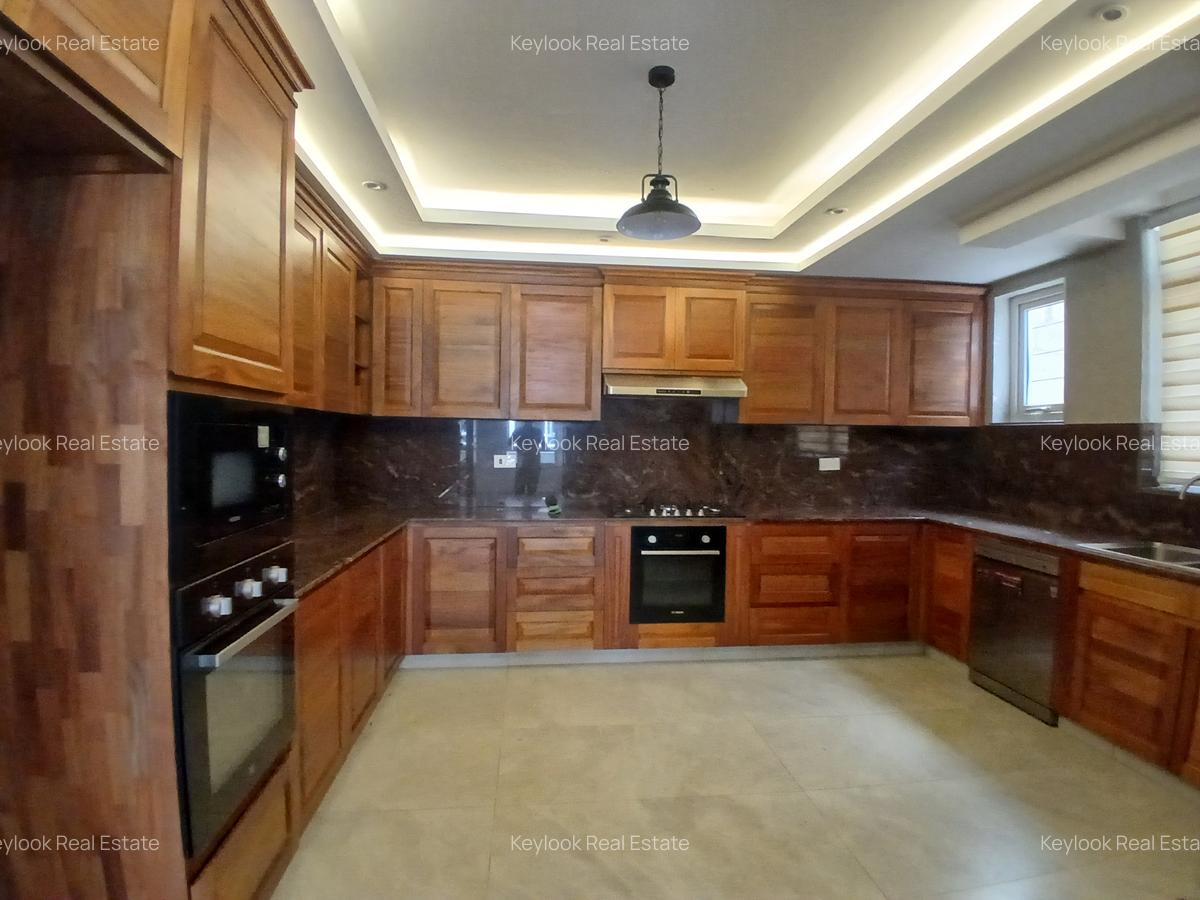 5 Bed Townhouse with En Suite at Lavington Green - 3