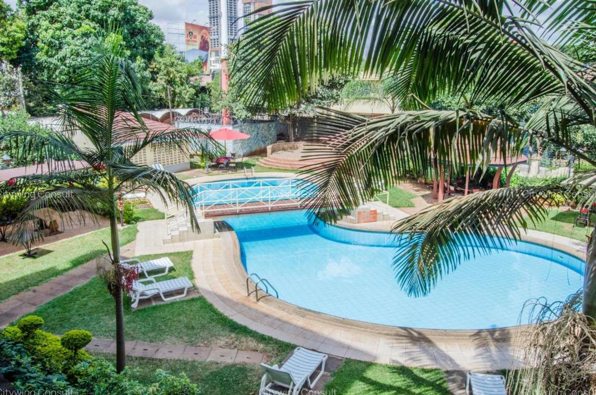 Serviced 2 Bed Apartment with En Suite in Parklands - 2