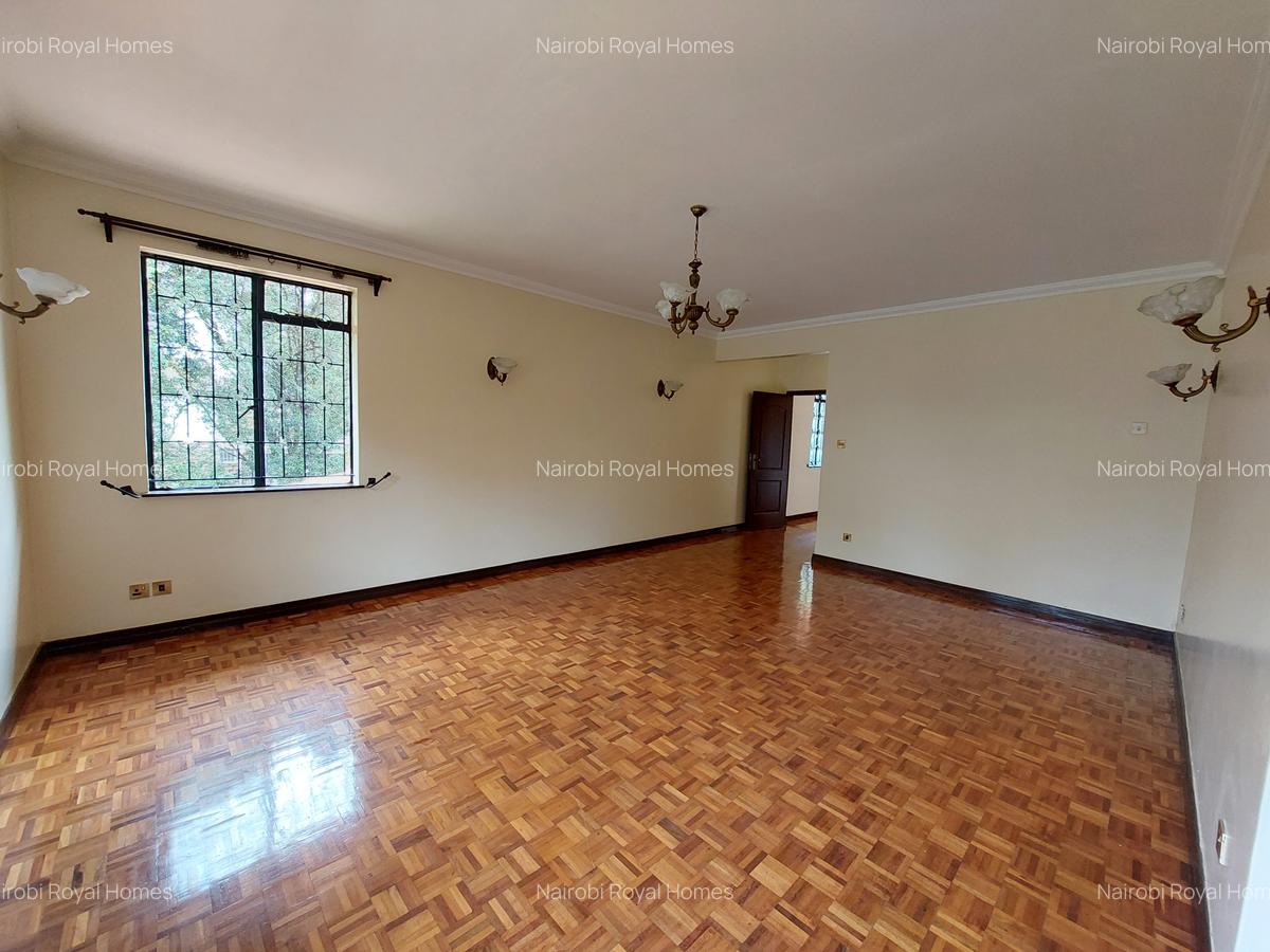 4 Bed House with En Suite at Acacia Drive - 10