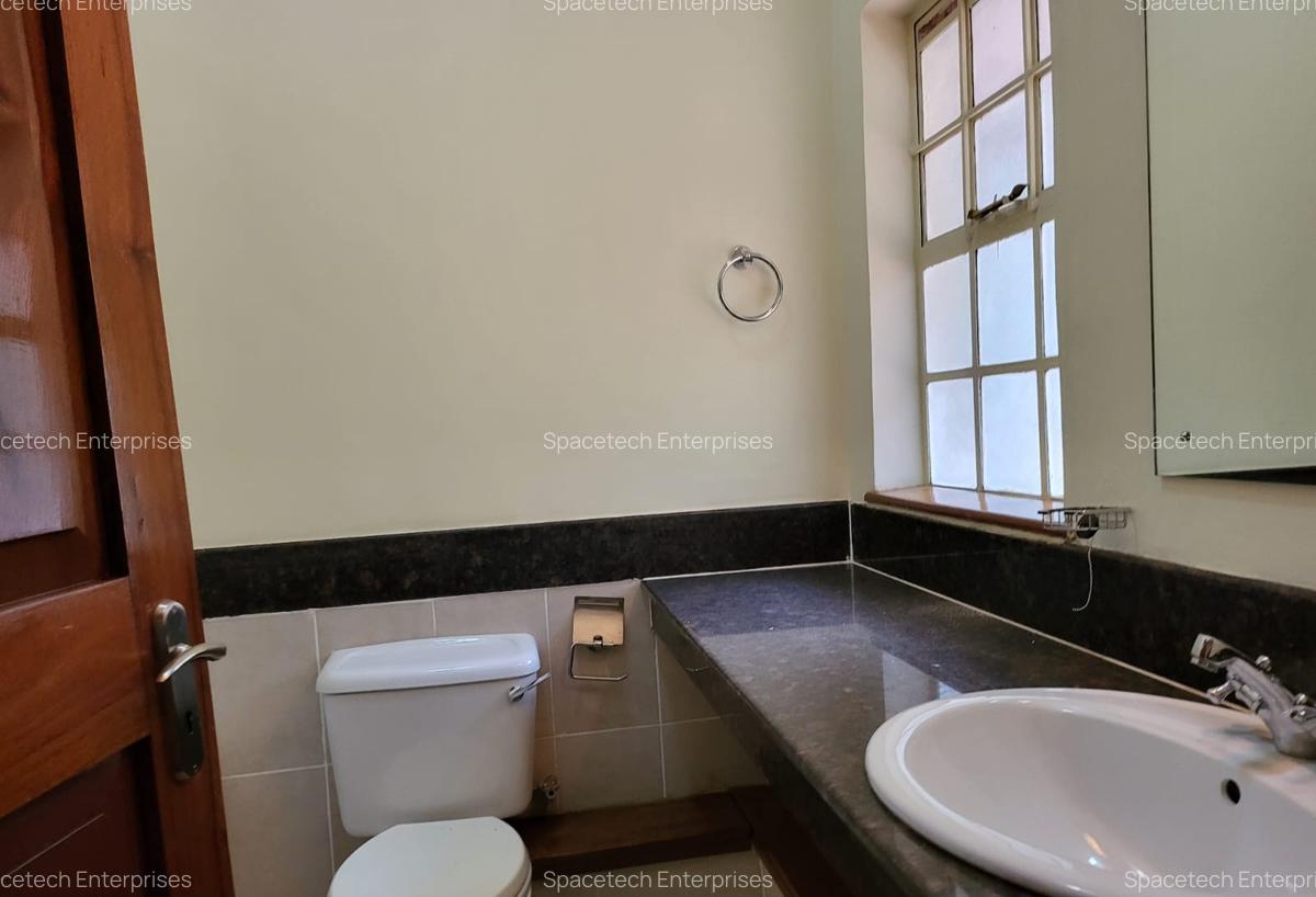 5 Bed House with En Suite in Rosslyn - 16