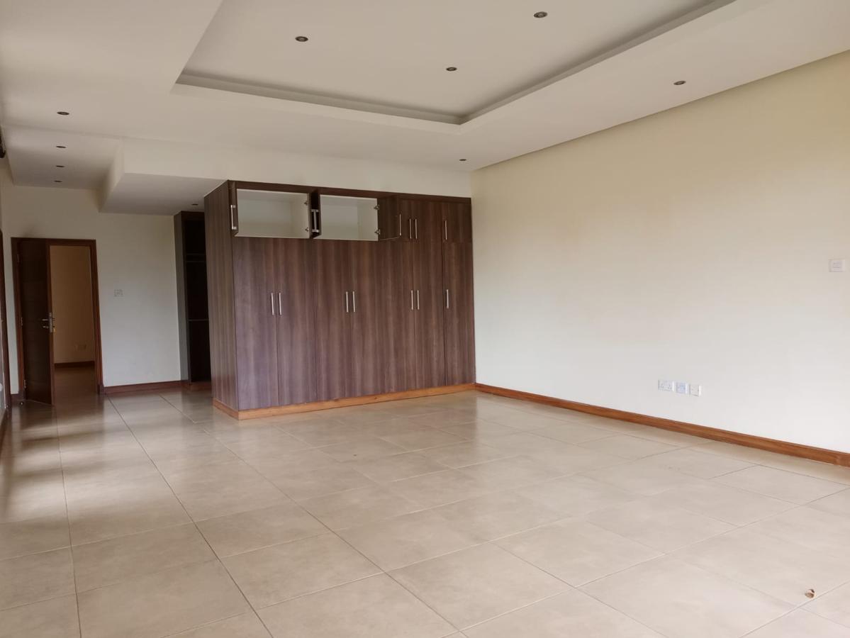 5 Bed House with En Suite in Runda - 11
