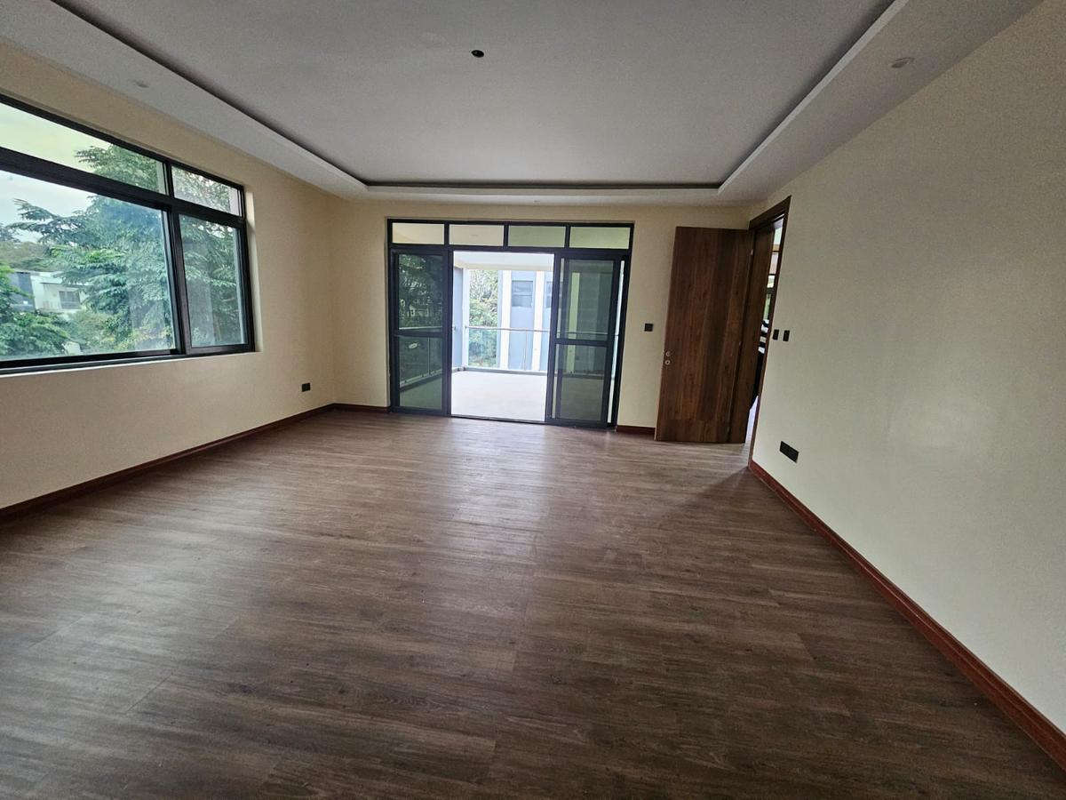 5 Bed House with En Suite in Lavington - 13