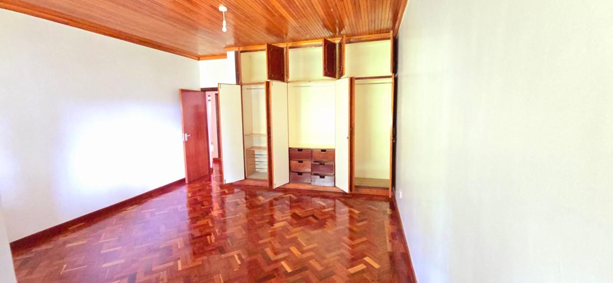 5 Bed House with En Suite at Mimosa Drive - 9