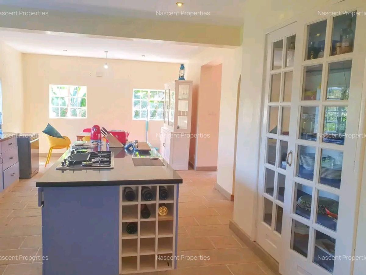 5 Bed House with En Suite in Ridgeways - 6