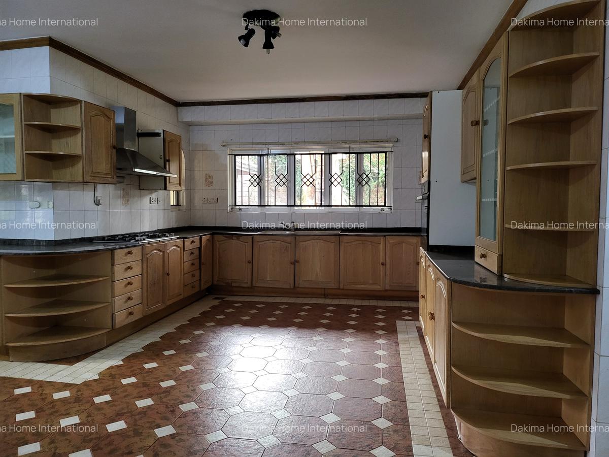 4 Bed House with En Suite in Hill View - 4